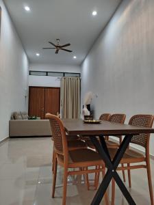 a dining room with a table and chairs at 4 Seasons Homestay in Kuantan