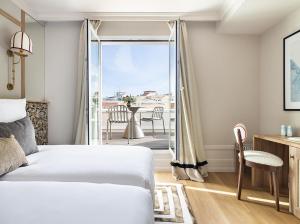 a bedroom with a bed and a view of a balcony at One Shot La Latina in Madrid