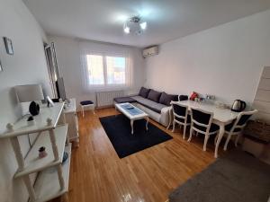 a living room with a couch and a table at Apartman Park in Šabac