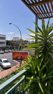 a street view of a building with a view of a freeway at Astray Motel & Backpackers Rotorua in Rotorua
