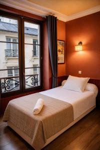 Llit o llits en una habitació de Hotel de Nesle