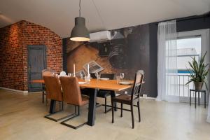 a dining room with a wooden table and chairs at Wohnkultur - Industrial Loft Schwetzingen in Schwetzingen