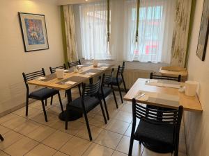 a dining room with a table and chairs at Brenzhotel Heidenheim in Heidenheim an der Brenz