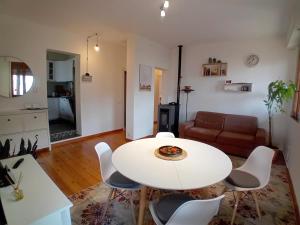 a living room with a white table and chairs at Casa Vacanze Minù in Faggeto Lario 