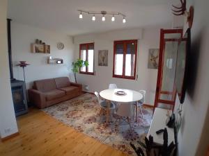 a living room with a table and a couch at Casa Vacanze Minù in Faggeto Lario 