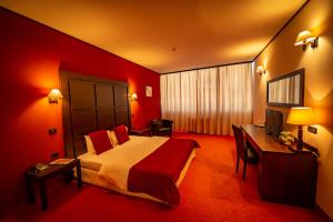 ein Hotelzimmer mit Bett und Schreibtisch in der Unterkunft Hotel Aurelia in Timişoara