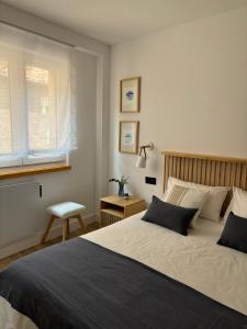 a bedroom with a large bed and a window at VictrixHomes in León