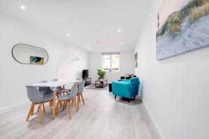 a dining room and living room with a table and chairs at Luxurious 1 Bed Serviced Apartment with Wi-Fi in Corby
