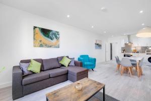 a living room with a couch and a table at Luxurious 1 Bed Serviced Apartment with Wi-Fi in Corby