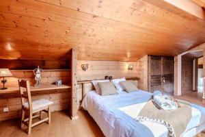 a bedroom with a bed in a log cabin at Ecrin des anges in Vacheresse