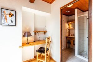 a home office with a desk and a chair at Ecrin des anges in Vacheresse