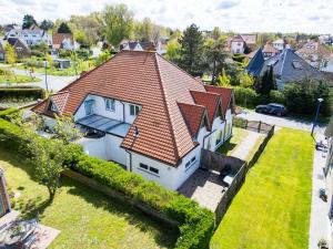 an overhead view of a white house with a red roof at Vakantiewoning Nungesser Coli in Koksijde