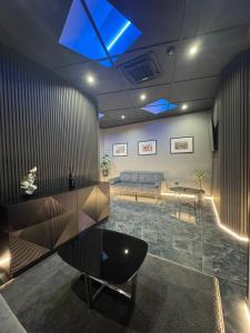 ein Wohnzimmer mit einem Tisch und einem Sofa in der Unterkunft Opera 235 in Isernia