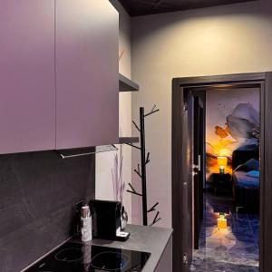 eine Küche mit Arbeitsfläche und ein Zimmer mit einem Bett in der Unterkunft Opera 235 in Isernia