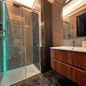 ein Badezimmer mit Dusche und Waschbecken in der Unterkunft Opera 235 in Isernia