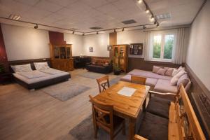 a living room with a couch and a table at Nous Cafe & Restaurant in Krumnussbaum