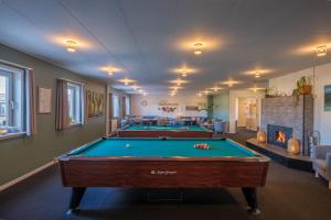 two pool tables in a room with a fireplace at Feriecenter Slettestrand in Fjerritslev
