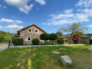 a house with a green yard in front of it at Brückelsee-Chalet in Wackersdorf