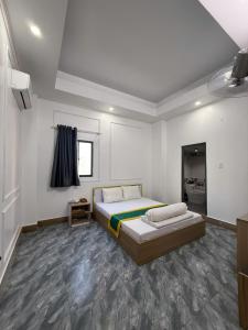 a large bedroom with a bed and a window at NHÀ NGHỈ LÊ ĐƯỢC 2 in Hà Tiên