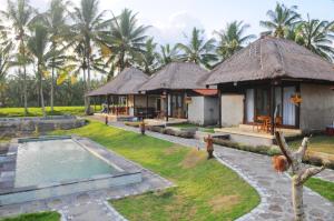 een villa met een zwembad en een resort bij Taman Bintang Villa Ubud in Ubud