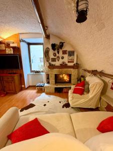 a living room with a couch and a fireplace at Rifugio del vicolo in Lucoli Alto