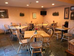 ห้องอาหารหรือที่รับประทานอาหารของ Pepper Tree Inn Tahoe City