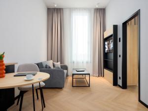 a living room with a couch and a table and a tv at smartments Bielefeld Hauptbahnhof in Bielefeld