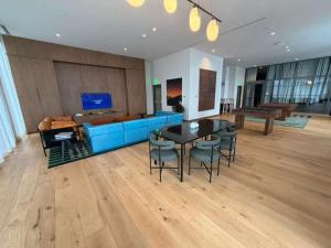 a living room with a blue couch and tables and chairs at Lujoso apartamento ,The Crosby Miami World Center in Miami