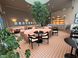 a restaurant with tables and chairs and plants at Lujoso apartamento ,The Crosby Miami World Center in Miami