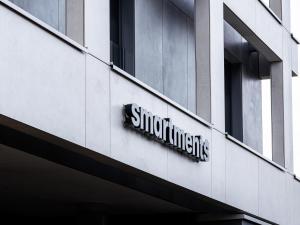 a sign on the side of a building at smartments Bielefeld Hauptbahnhof in Bielefeld