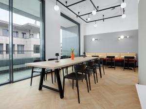 a conference room with a long table and chairs at smartments Bielefeld Hauptbahnhof in Bielefeld