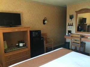 TV a/nebo společenská místnost v ubytování Pepper Tree Inn Tahoe City