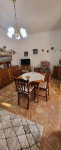 a dining room with a table and chairs at Casamare in Roseto degli Abruzzi