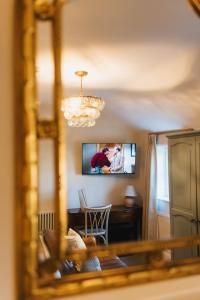 a mirror reflection of a living room with a tv at Tower Hotel in Lincoln