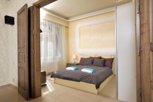 Tempat tidur dalam kamar di Basilica Grand Luxury in The Historic Center