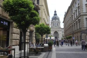 una calle de la ciudad con gente caminando y un edificio en Basilica Grand Luxury in The Historic Center, en Budapest