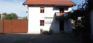 a white house with two chairs and a balcony at Wohnen beim Keramiker in Kolbermoor