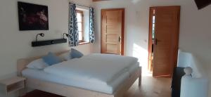 a bedroom with a white bed in a room at Wohnen beim Keramiker in Kolbermoor