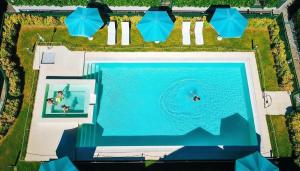an overhead view of a swimming pool with people in the water at Bellagio Wave Apartment in Bellagio
