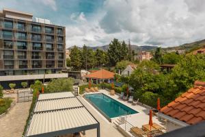 an overhead view of a swimming pool and a building at Hotel Aquarius Dubrovnik in Dubrovnik