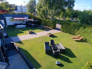 an overhead view of a backyard with a table and chairs at Hotell Trasten Tylösand in Tylösand