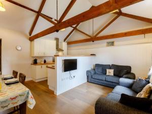 a living room with a couch and a tv at 2 Bed in Umberleigh oc-09091 in Umberleigh Bridge