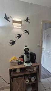 a wall with birds decals on a wall at Les Hirondelles Chanaz in Chanaz