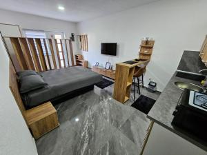 ein Schlafzimmer mit einem Bett und einem Schreibtisch mit Computer in der Unterkunft MALM Travnik in Travnik