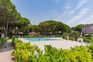 a pool at the resort with people playing in it at Tivoli in Bibione