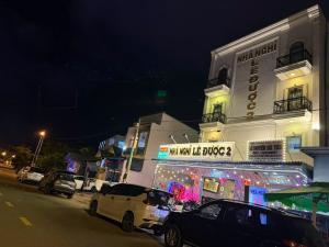 a building with cars parked on a street at night at NHÀ NGHỈ LÊ ĐƯỢC 2 in Hà Tiên +18 photos
