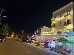 a city street at night with a building at NHÀ NGHỈ LÊ ĐƯỢC 2 in Hà Tiên