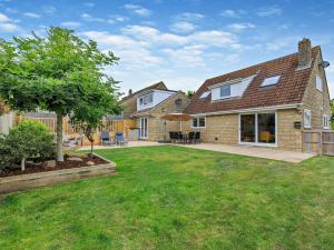 a house with a yard with a lawn sidx sidx sidxktopktop at 5 Bed in Bridport oc-83584 in Charmouth