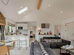 a living room with a couch and a kitchen at 2 Bed in Paignton oc-93062 in Marldon