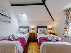 two twin beds in a room with white walls at 2 Bed in Bideford oc-housm in Clovelly